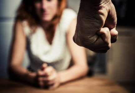 “MË KAPI NGA FYTI…”/ Arratiset nga Shqipëria 33-vjeçari suedez që dhunoi të dashurën, çfarë dekaroi e reja në Polici