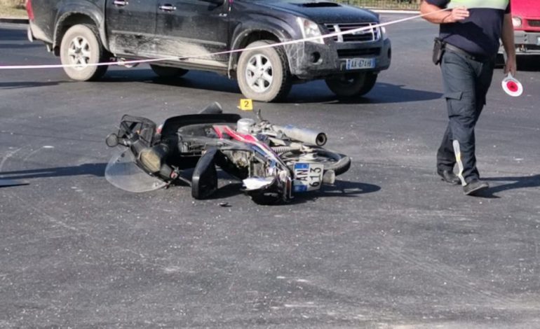 AKSIDENT TE KOPSHTI BOTANIK NË TIRANË/ Motori përplaset me makinën, drejtuesit të dy policë