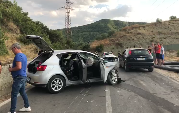 AKSIDENT NË AKSIN BERAT-SKRAPAR/ Plagosen 4 persona, mes tyre 2 fëmijë. Flet shoferi italian: Makina erdhi…