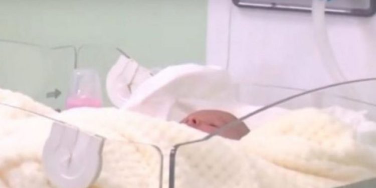 MIRËNJOHJA/ Lind fëmija i parë afgan në Lezhë, prindërit i venë emër SHQIPTAR