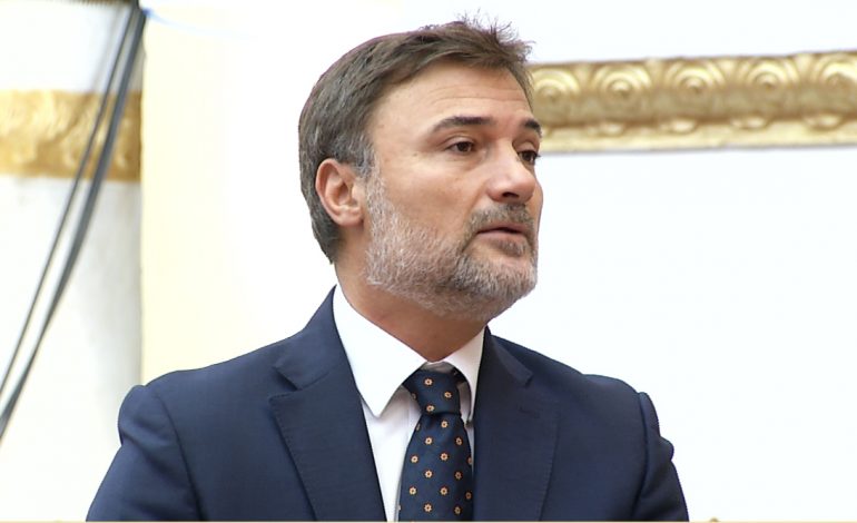 NIS ME DEBATE SEANCA/ Alibeaj: Zgjidhini hallet me njëri-tjetrin, mos i bini në qafë opozitës
