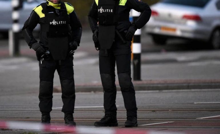 E RËNDË/ Vriten dy persona gjatë një sulmi ne thikë në Holandë