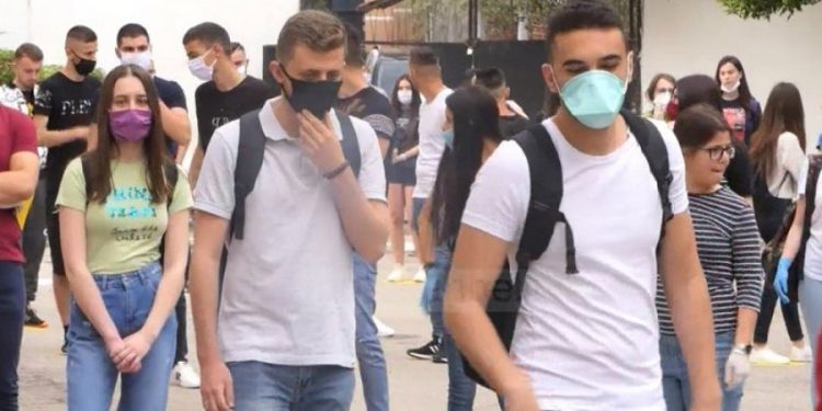 DALIN NOTAT PËR MATURANTËT MBETËS/ Në listat me rezultatet dominon nota kaluese 5