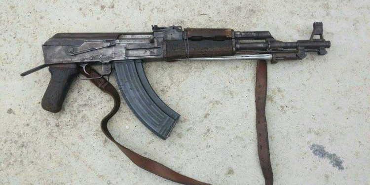 NDODH EDHE KJO/ 21-vjeçari kërcënon me automatik dy vajza, prangoset nga Policia e Korçës