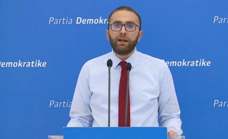 AVOKATI I PD LE SËRISH NË “BALTË” PROTESTUESIT NË GJYKATË/ Gazmend Bardhi: Priteni aty se do vijë