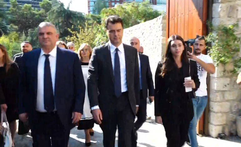 PAS MBLEDHJES NË PD/ Basha i drejtohet Kuvendit në këmbë, pritet nga militantët. Ja kush e shoqëron
