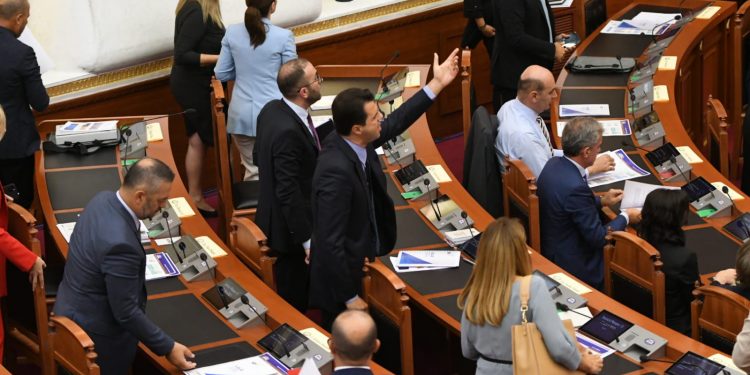 PËRPLASJET NË KUVEND/ Basha me tone të ashpra, i drejtohet Lindita Nikollës: Turp të të vijë