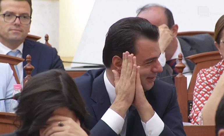 ÇFARË NDODHI? Deputeti i PD shkakton të qeshura në Kuvend, shikoni reagimin e Bashës (VIDEO)