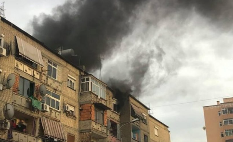 PAMJET/ Përfshihet nga flakët apartamenti në një pallat në Elbasan