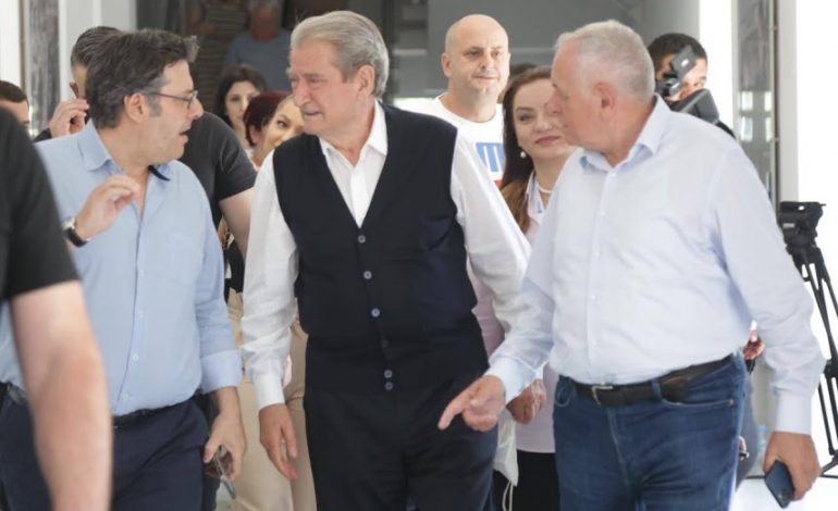 U LA JASHTË GRUPIT PARLAMENTAR/ Berisha mbërrin në Parlament: Sot nis beteja jonë…