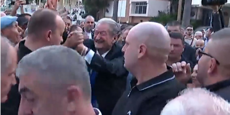 “O SALI, O FLORI…BASHA IK”/ Berisha “sfidon” COVIDIN, puth e përqafon demokratët në Durrës