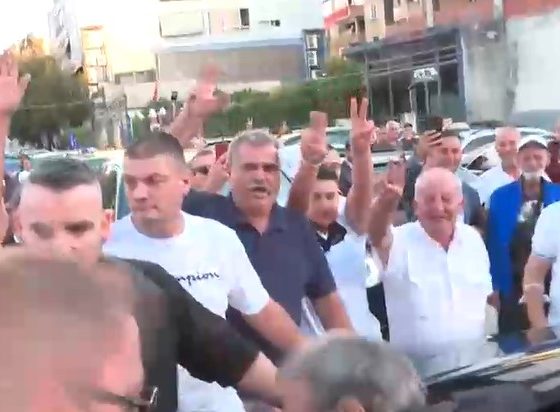 “FOLTORJA”/ “Luli ik, Rama ik”, ja si e presin Berishën në Fier