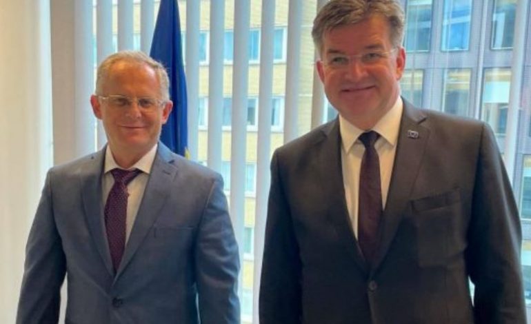 “TARGAT”/ Kosova dhe Serbia arrijnë marrëveshje të përkohshme në Bruksel! Barrikadat në kufi hiqen…