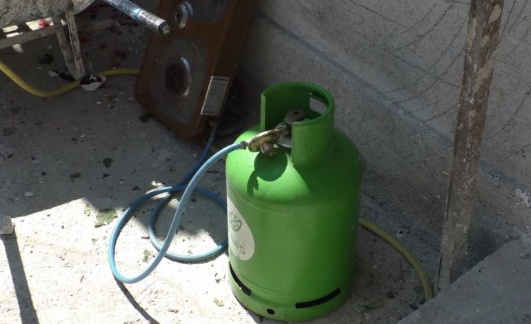 E RËNDË NË DURRËS/ Shpërthen bombola e gazit në lokal, plagosen pronari dhe klientja