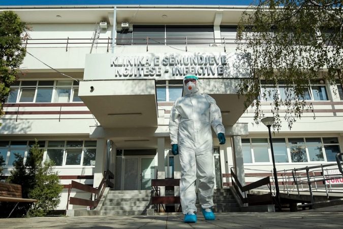 COVIDI NË KOSOVË/ Ulen infektimet, 583 raste të reja dhe 14 viktima në 24 orë