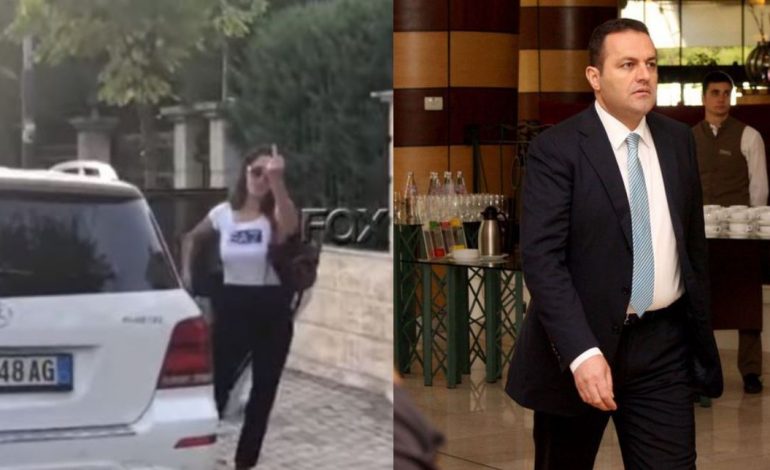 VIDEO-SKANDALI/ Lllalla në kërkim, gruaja e tij në sy të fëmijës i ngre gishtin E MESIT gazetarëve