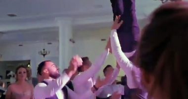 VIDEO “EPIKE”/ Shokët hedhin dhëndrin në ajër, por s’munden ta presin, thyen shtyllën kurrizore