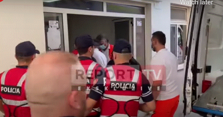 QËLLOI VETEN PASI VRAU EFEKTIVIN/ Momenti kur 21 vjeçari mbërrin në urgjencën e Lezhës me barrelë dhe i rrethuar nga policët
