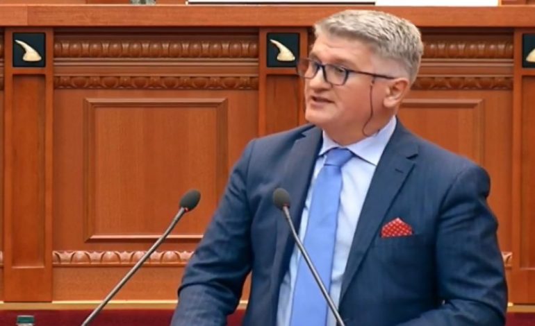 ÇUDIT Gjekmarkaj: Jeni sekt e surratqepë! Ju që zgërdhiheni shënojeni: Shqipëria do…
