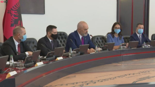 BASHKËQEVERISJA BËHET AGJENSI/ Heton shkeljet dhe vendos gjoba ndaj funksionarëve publikë