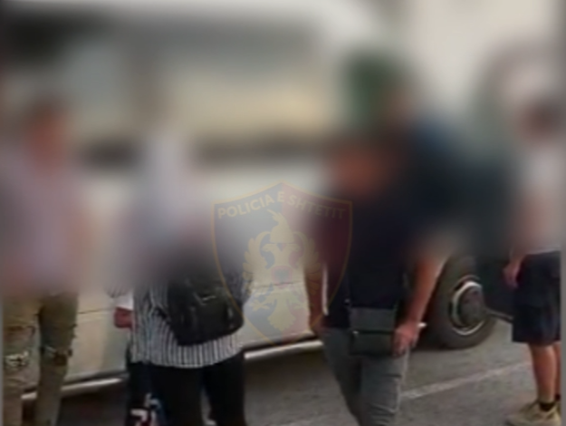 OPERACIONI “POÇEMI”/ Kapet duke transportuar 11 emigrantë të paligjshëm, arrestohet 47-vjeçari