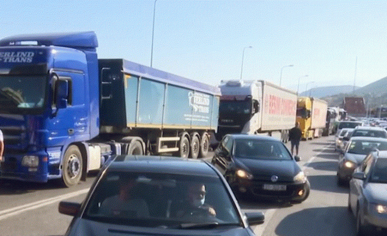 RADHË KILOMETRIKE NË MORINË/ Udhëtarët mbi dy orë në pritje për të hyrë në Shqipëri