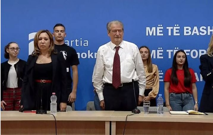 ÇFARË NDODHI? Pas takimit me Yuri Kim, kundërshtarja e Bashës shfaqet krah Sali Berishës në Vlorë