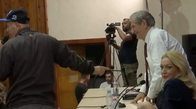 DEMOKRATI NUK DURON/ Çohet dhe përqafon Sali Berishën: Aman na bashko dhe njëherë PD-në
