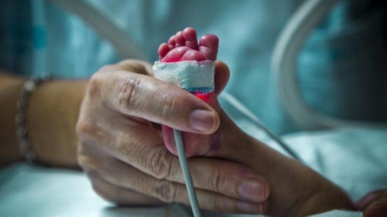 U NGATËRRUA NË SPITAL KUR LINDI/ Vajza kërkon dëshpërblim 3 milionë euro për jetën mizerable që ka bërë
