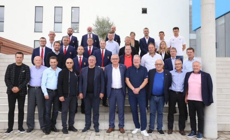 MBLEDHJA E FSHF/ Zyrtarë të UEFA-s zbarkuan në Tiranë, zbulohet arsyeja e vizitës