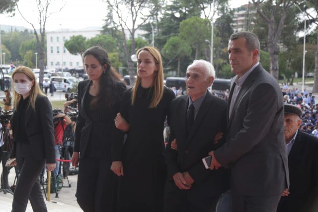 PËRCILLET NË BANESËN E FUNDIT NENKOMISARI/ Familjari: Dora e zezë e vrau Saimirin por jo shembullin që la