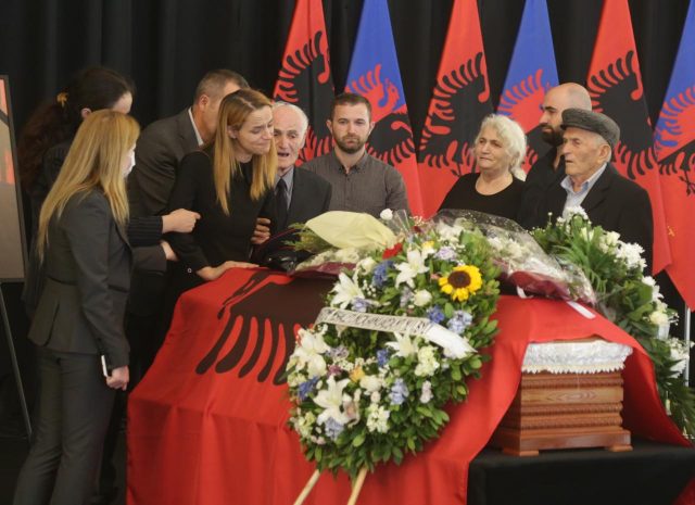 FOTOT E TRISHTA! I jepet lamtumira Saimir Hoxhës, gruaja dhe i ati nuk mbajnë dot lotët