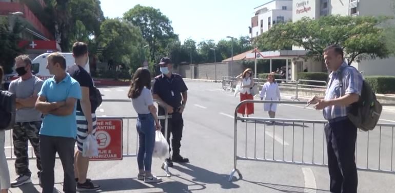 ALARMI NË SHQIPËRI/ 20-vjeçari i pavaksinuar, më i riu i shtruar në INFEKTIV. Rriten…