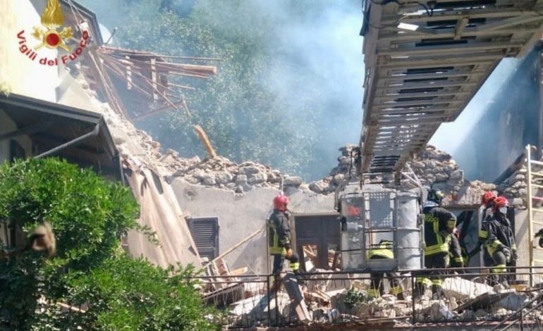 E RËNDË/ Shpërthen shtëpia 2-katëshe në Itali, autoritetet në kërkim të njerëzve të mbetur nën rrënoja