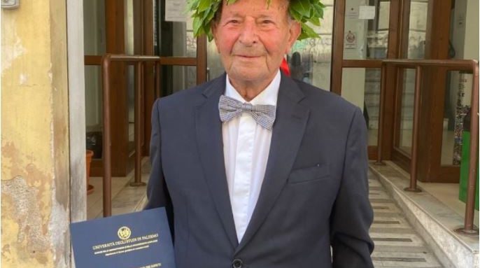 DIPLOMOHET NË MOSHËN 89-VJEÇARE/ Historia e pazakontë e gjyshit sicilian: Nga fermer në nënkryetar bashkie