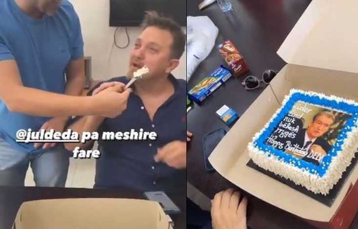 NDODH EDHE KJO/ Julian Deda feston ditëlindjen, torta e tij është me… Sali Berishën!