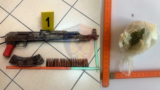 E PËSON 40-VJEÇARI NË KORÇË/ Iu gjet një automatik dhe kanabis në banesë. Policia…