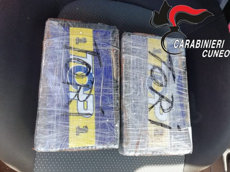“O BISHA…”/ Kapen 5 persona në Itali, mes tyre 3 shqiptarë për trafik DROGE. Iu sekuestrohen 3 kg kokainë