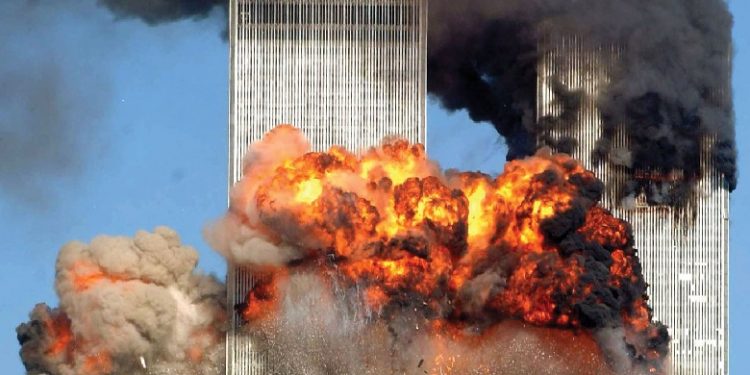 TRAGJEDIA QË TRONDITI BOTËN/ Pamje të rralla nga momenti kur presidenti Bush mëson për sulmet e 11 Shtatorit (FOTO)