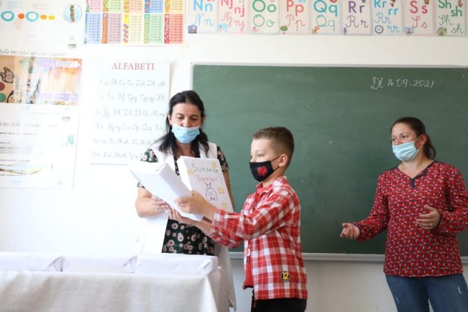SKEMA MBËSHTETËSE E LIBRAVE FALAS/ Kushi: Do të përfitojnë 280 mijë nxënës, ulim barrën financiare…