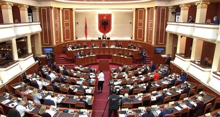 NIS KUVENDI/ Basha nuk pranon të flasë pa ardhur Rama, opozita kërkesë për ndërprerjen e seancës