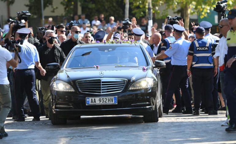 MBULOHET NGA LULET MAKINA E BERISHËS/ Ironia e Mero Bazes: Mu kujtua arkivoli i Azemit