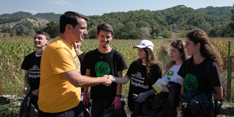 DITA BOTËRORE E PASTRIMIT/ Veliaj: Do i heqim licencën një operatori në një nga zonat më problematike