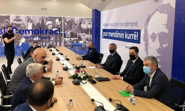 PAMJET/ Rama vijon takimet në Kosovë, i shkon në zyrë kryetarit të LDK