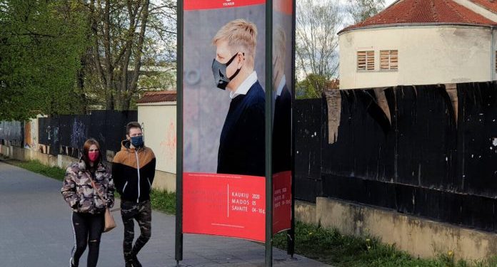 COVID-19/ Lituania rivendos mbajtjen e maskave në ambiente të mbyllura