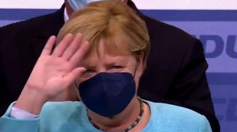 E EMOCIONUAR DHE…/ Pas humbjes Merkel nuk mban dot LOTËT. Jep lamtumirën me… (VIDEO)
