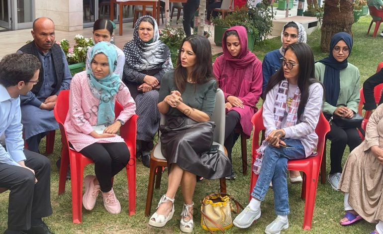 I SHPËTOI NGA TALEBANËT/ Gazetarja e BBC Yalda Hakim takon vajzat afgane në Lezhë (FOTOT)