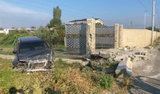 DREJTUESI I “BENZ-IT” HUMB KONTROLLIN NË AKSIN LEZHË-RRILË/ Përplaset me murrin rrethues të një banese, shoferi…