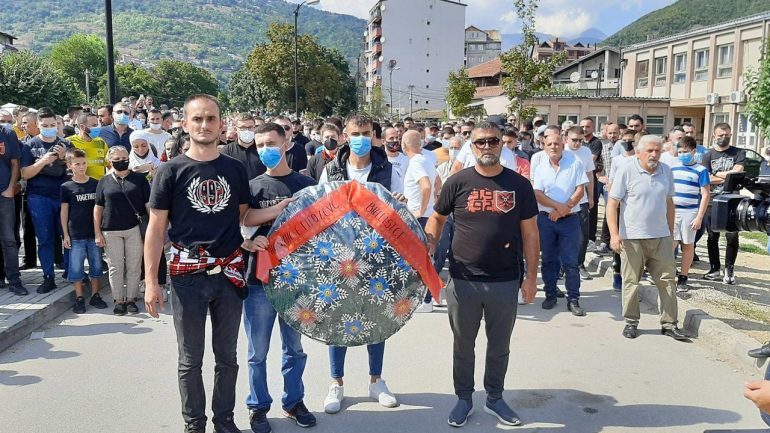 DJEGIA E SPITALIT COVID/ Qytetarët në Tetovë marshojnë për të përkujtuar 14 viktimat