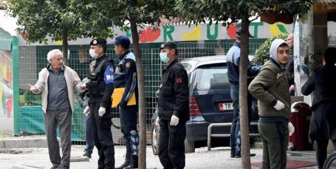 SHQIPËRIA NIS KUFIZIMET NË KUFI/ Gjoba për mosmbajtjen e maskave mbrojtëse në ambientet e…
